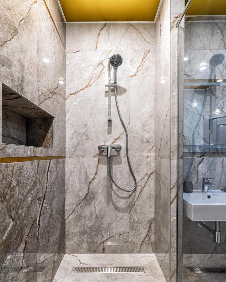2 - Bedroom Apartments Galicia リヴィウ エクステリア 写真